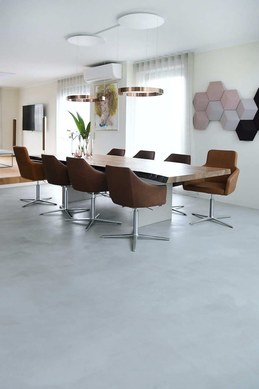 Maler Bonn: Designspachtelboden in einem Konferenzraum.